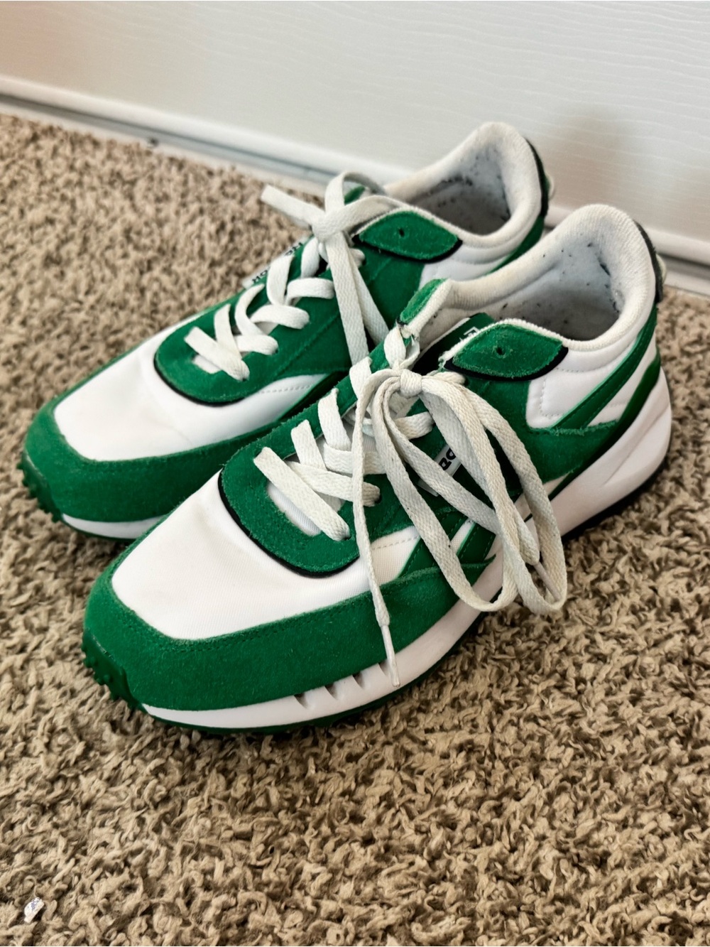 Reebok Women’s Green & White Retro Running Sneakers Size 8
